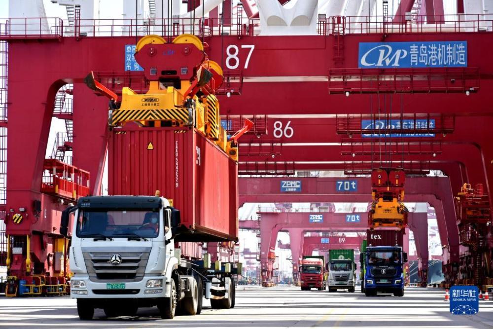 新华全媒+丨繁忙航线:平均每两分钟就有金砖国家货物装卸的青岛港