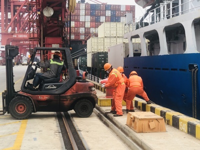 共同抗疫,镇海部分海运船舶装卸转往北仑港区
