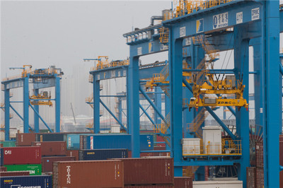 【我爱这片蓝色的国土】集装箱装卸如同打游戏!青岛“无人码头”给世界港口升级提供“中国样本”